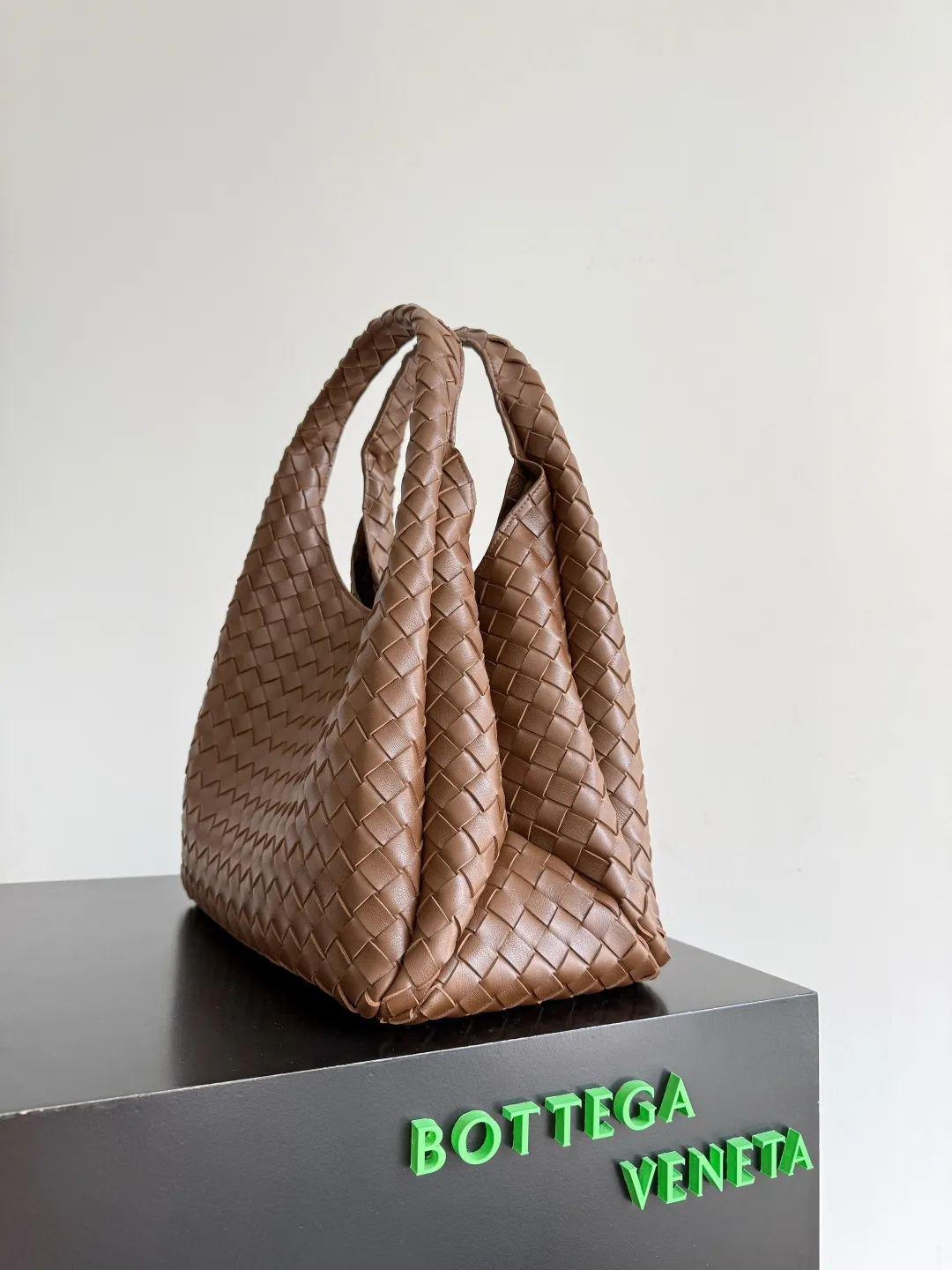 Batch 2760 new products are coming! BOTTEGA VENETA Bottega Veneta's 2025 new Campana shoulder bag is on the market~ First of all, I would like to praise the weight of this bag. As a not too small bag, it is very light for daily use. For people like me who need to carry a lot of belongings when going out, this advantage is great, and it greatly reduces the burden of traveling. 🛍️The shape is a bit like a combination of parachute and jodie. The blunt triangle shape is cute and honest. Carrying it on your back when going shopping is a good mood accelerator. The handles and body of the bag are both classic weaves. A tie is added to the original open design. If it is not tied up, the bag will look like a small vegetable basket when carried. Style number: 844250 Size: 39*24*18.5cm